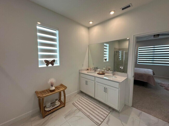 Building Photo - 10230 SW Orana Dr