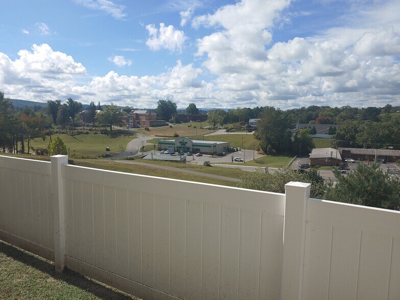 Privacy fence - 6138 Warren Newcomb Dr