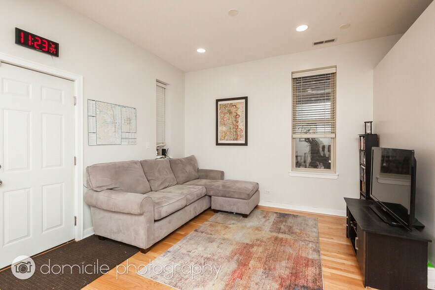 Building Photo - 1510 N Greenview Ave