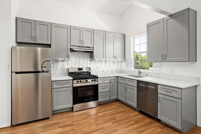 Building Photo - 523 B St