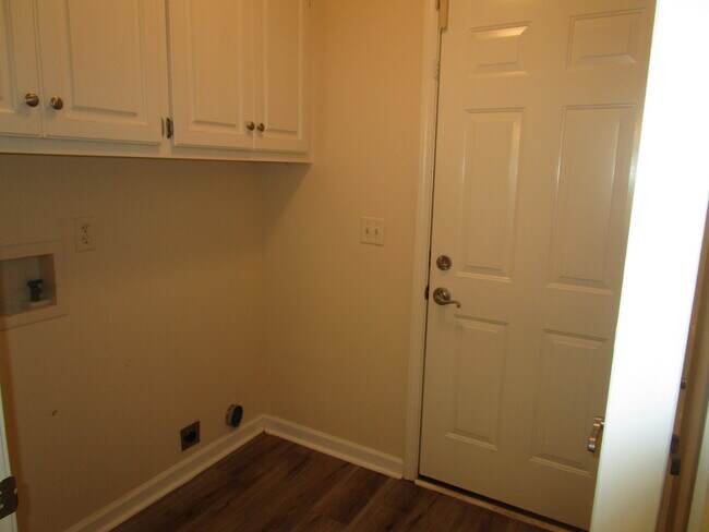 Building Photo - 3442 Beacon Dr