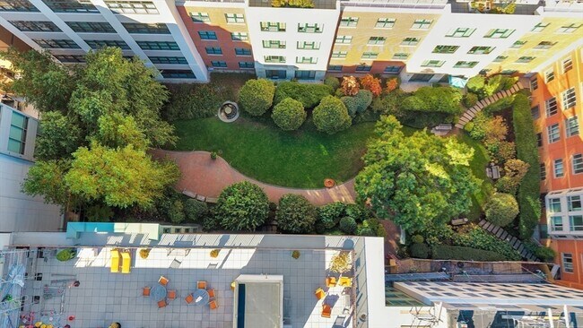 Building Photo - 17 Otis St