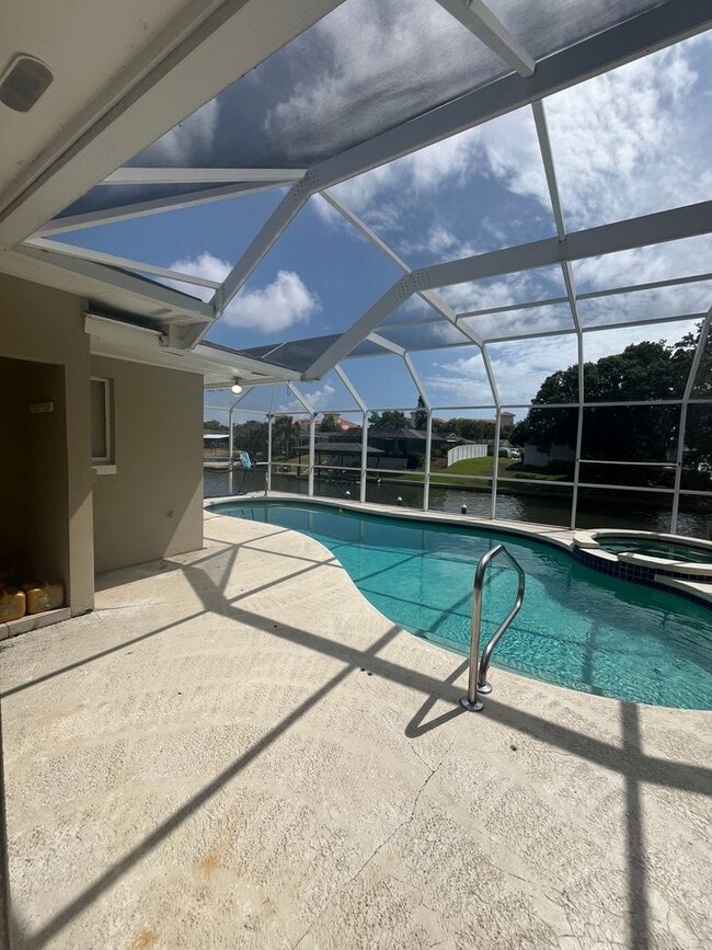 Building Photo - SALT WATER CANAL WITH POOL!!