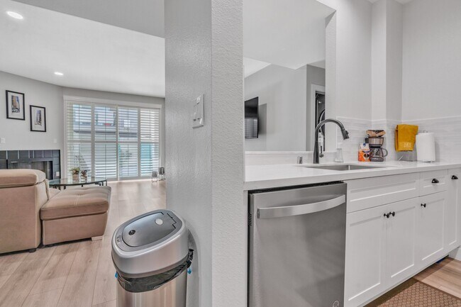 Building Photo - 433 E Tamarack Ave