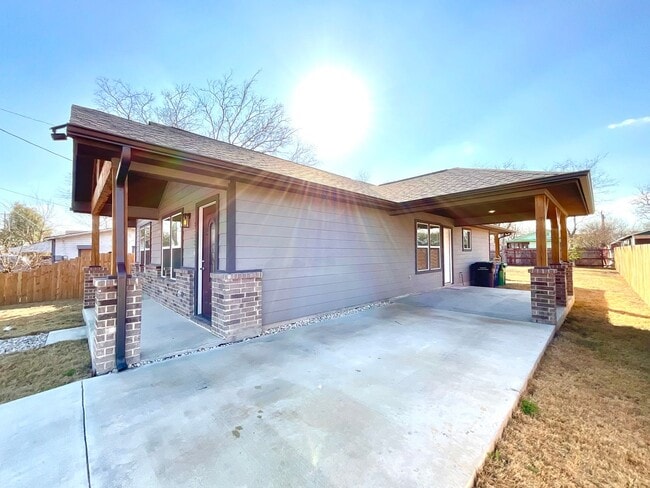 Building Photo - Modern Home With Covered Patio & Fenced Yard!