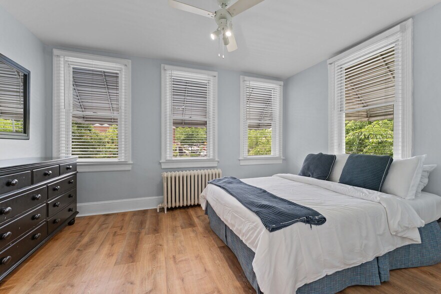 Master BR holds queen or king-size bed - 2339 3rd St NE