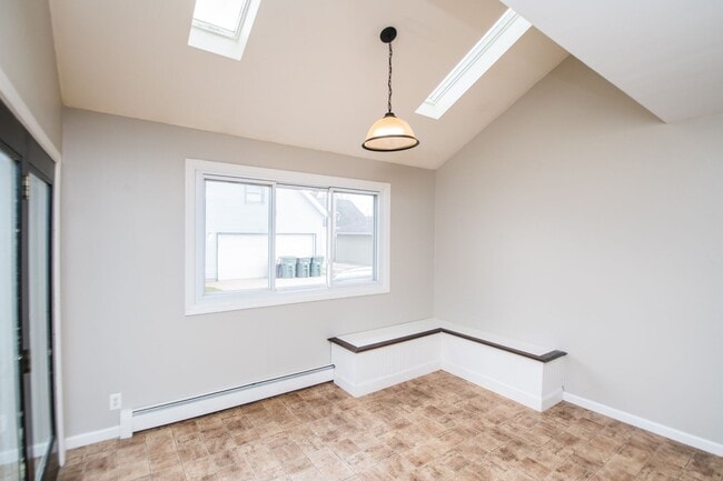 Building Photo - 3 bed 1.5 bath Downtown Valparaiso Home
