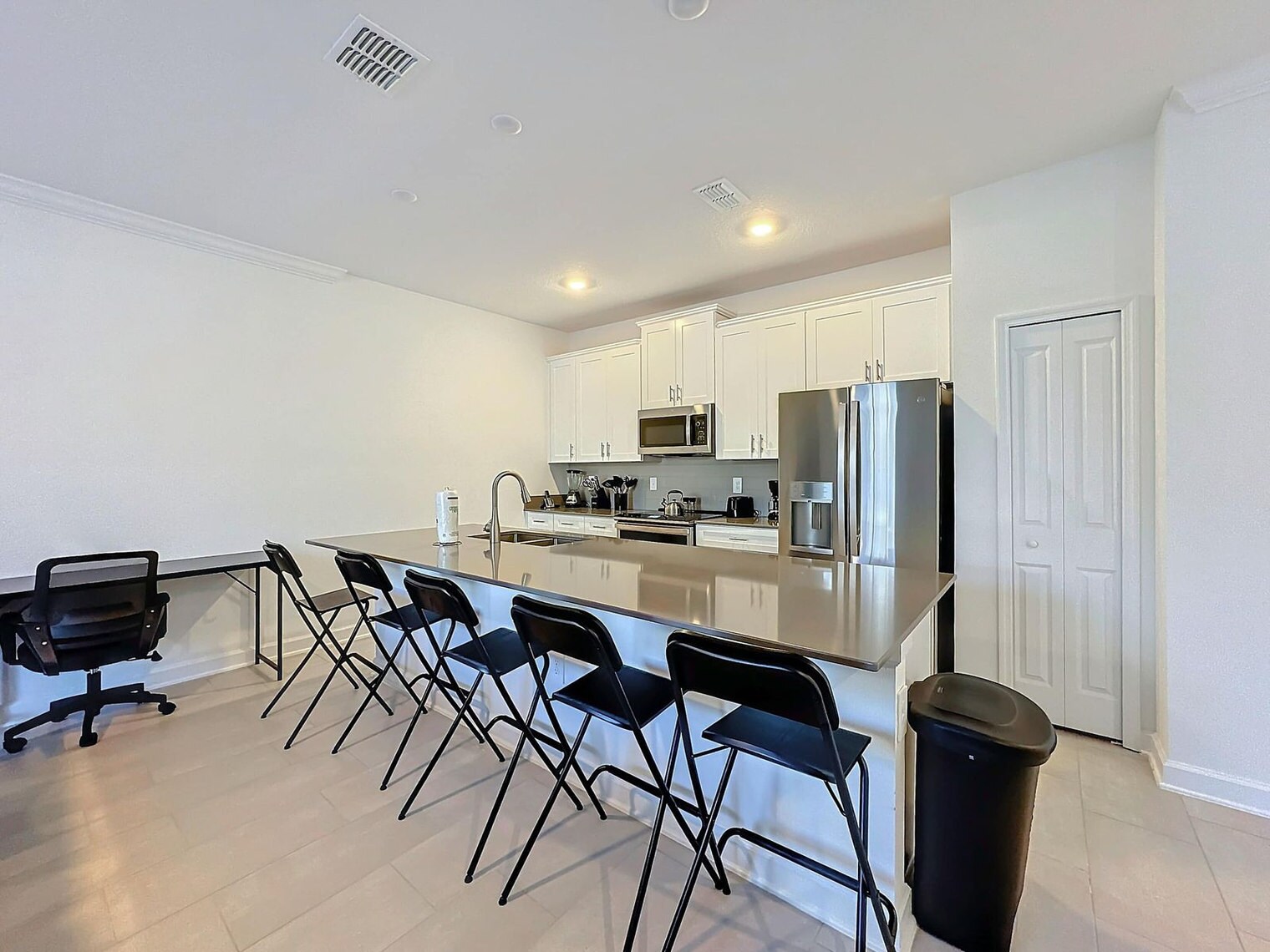 Building Photo - 2701 Scrapbook St