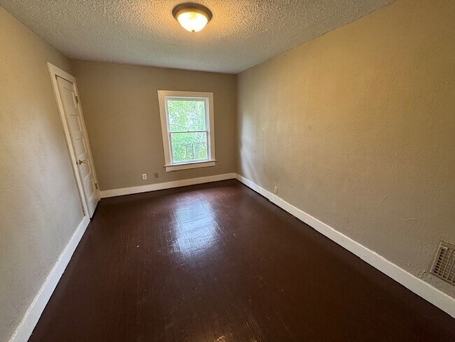 Building Photo - 414 Rose Ln