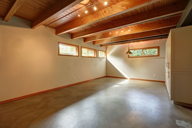 Building Photo - Welcome Home to Your Beautiful Oasis in En...