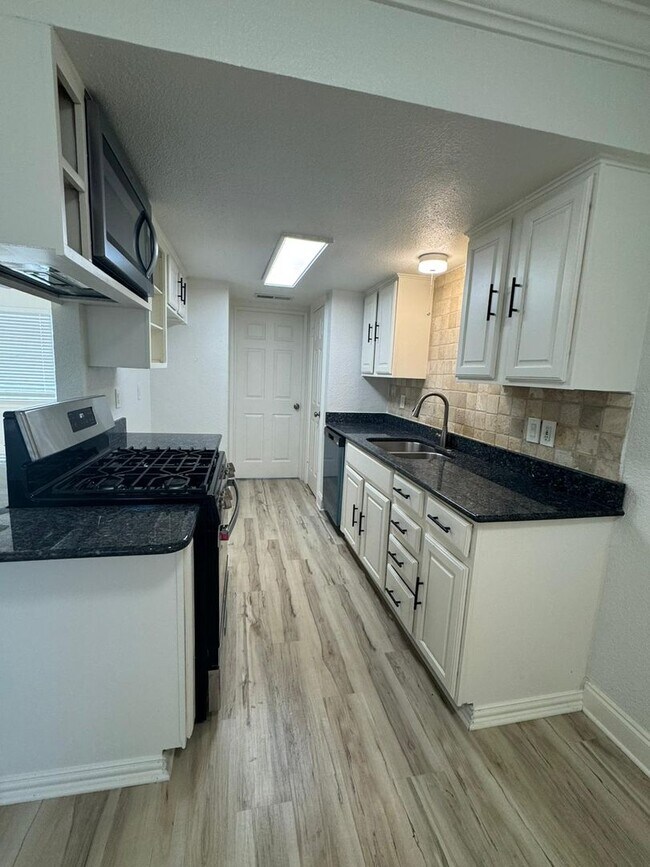 Building Photo - Modern living in Mesquite