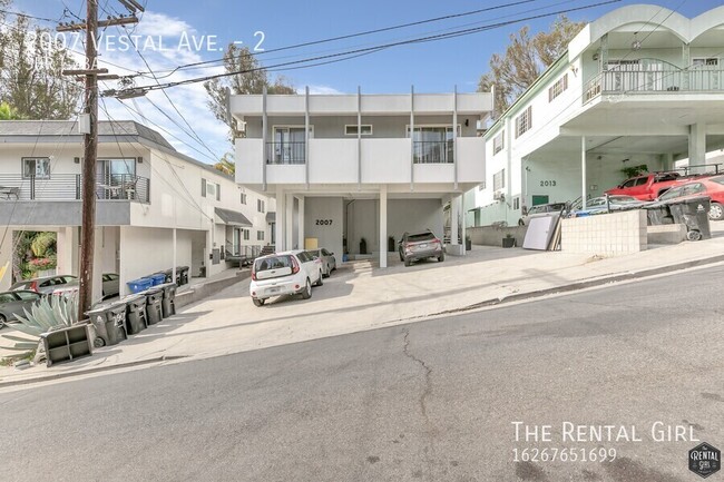 Building Photo - Gorgeous 3 Bed/2 Bath in Echo Park! | Secl...