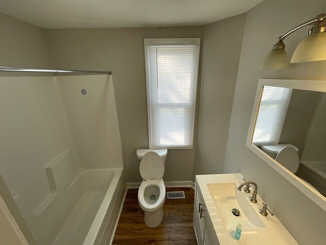 Building Photo - 3 Bedroom 1 Bathroom Home