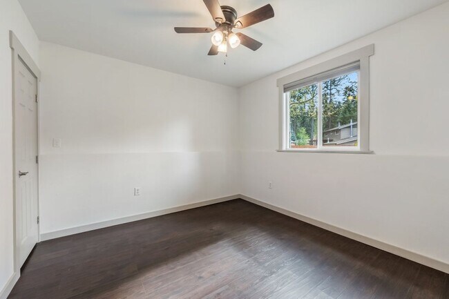 Building Photo - Emerald Estates 4 bed 2 bath with fenced yard