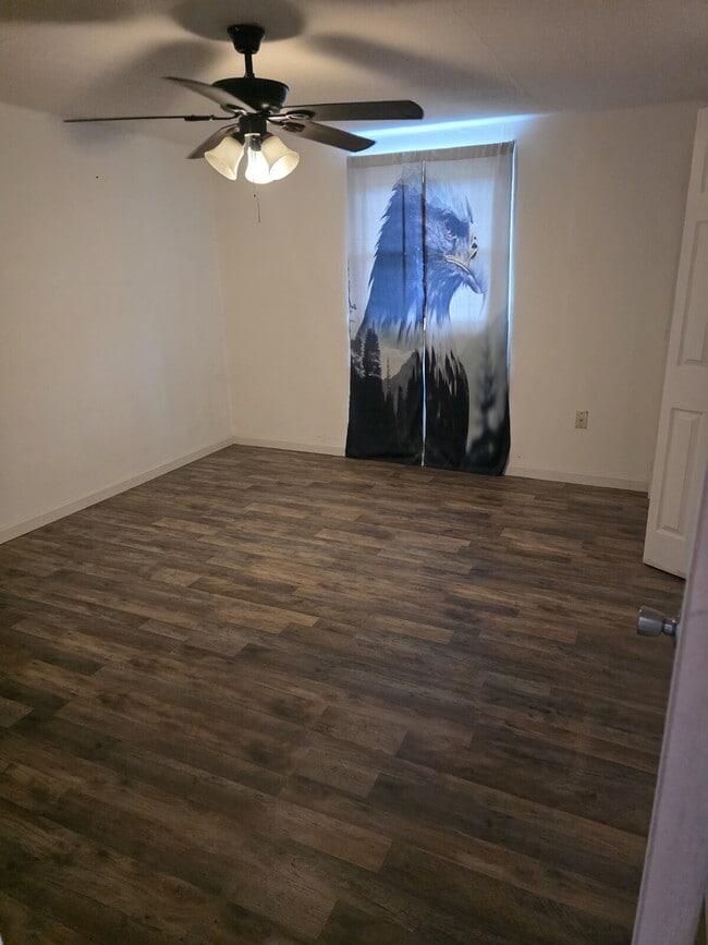 Building Photo - 549 Thompson Ave