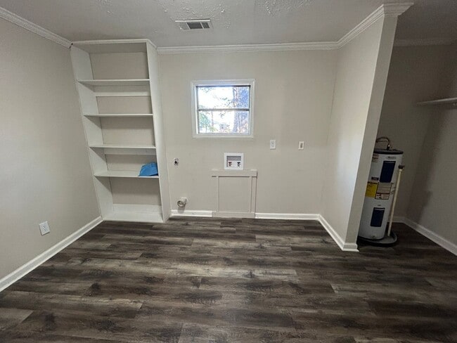 Building Photo - 596 N McLemore Ave