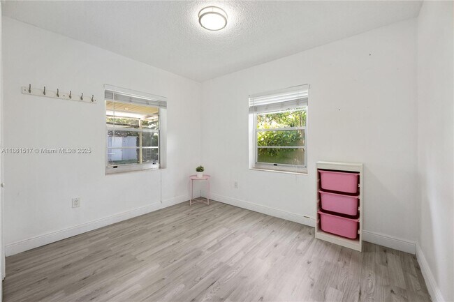 Building Photo - 12215 NE 12th Pl