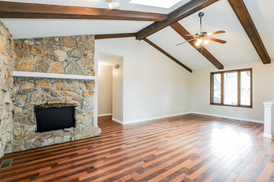 Building Photo - 476 Spring Dr