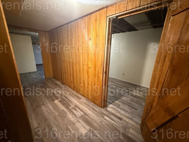 Building Photo - $1400 - 4 bedroom / 1 bathroom - Single Family Home