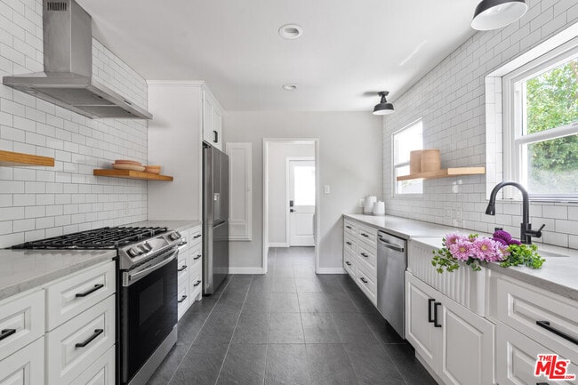 Building Photo - 4824 La Canada Blvd