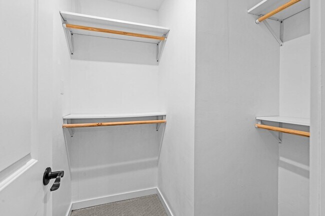 Building Photo - Charming and Renovated 4 Bedroom 2 Bathroo...