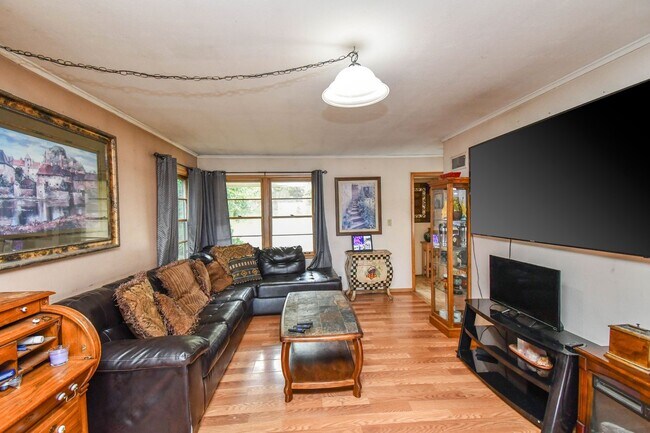 Building Photo - Spacious Central Sioux Falls Home with Ent...