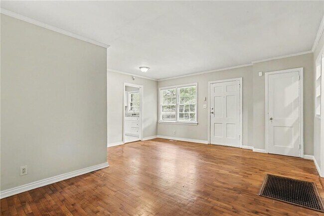 Building Photo - 3743 Poplar Dr