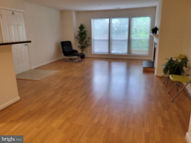 Building Photo - 3178 Summit Square Dr