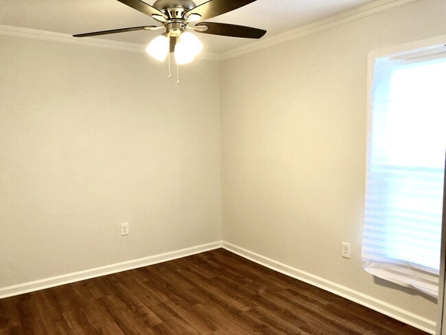 Building Photo - Totally updated 3br/2ba cottage by LSU with all new appl, 2nd house from River Road