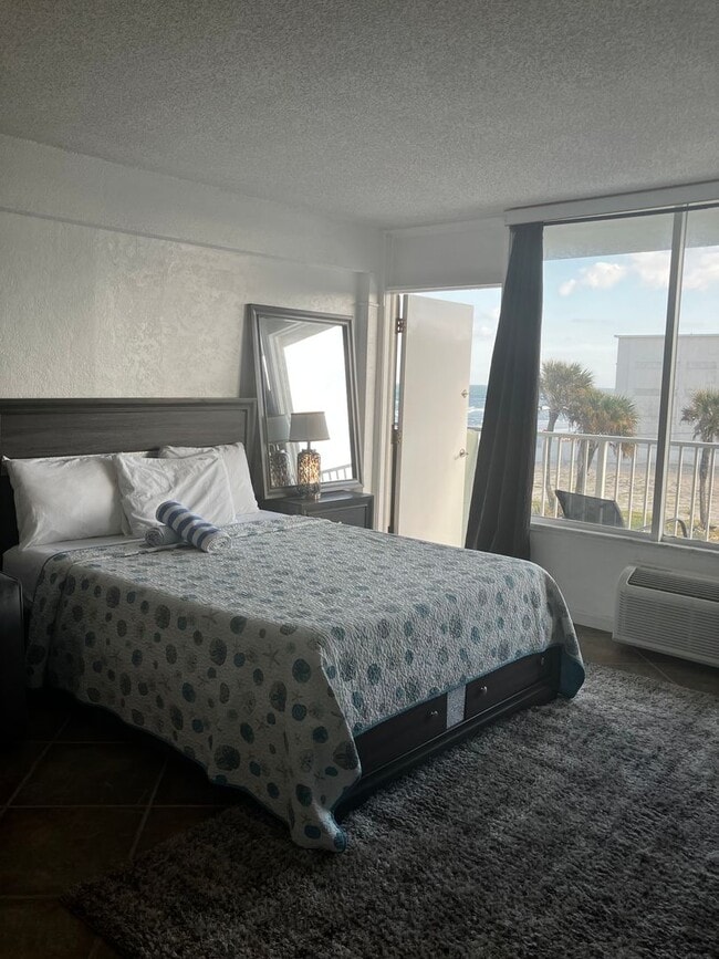 Building Photo - Furnished Beachside Studio Apartment