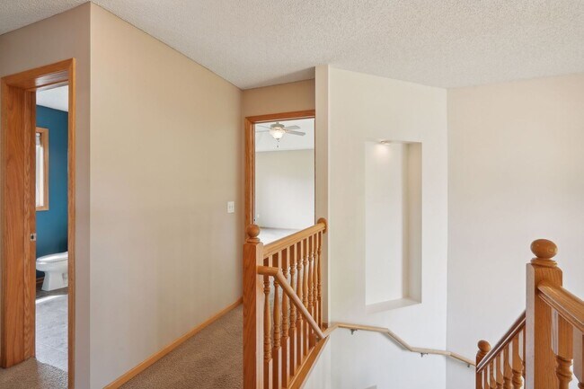 Building Photo - Gorgeous Single Family Home - June 1st Mov...