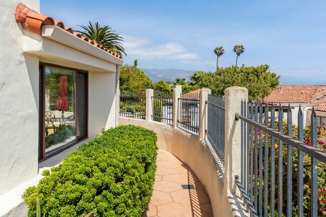 Building Photo - Fully Furnished Vacation Rental on the Mesa with Ocean Views! (Available 7/7/26- 11/30/26)