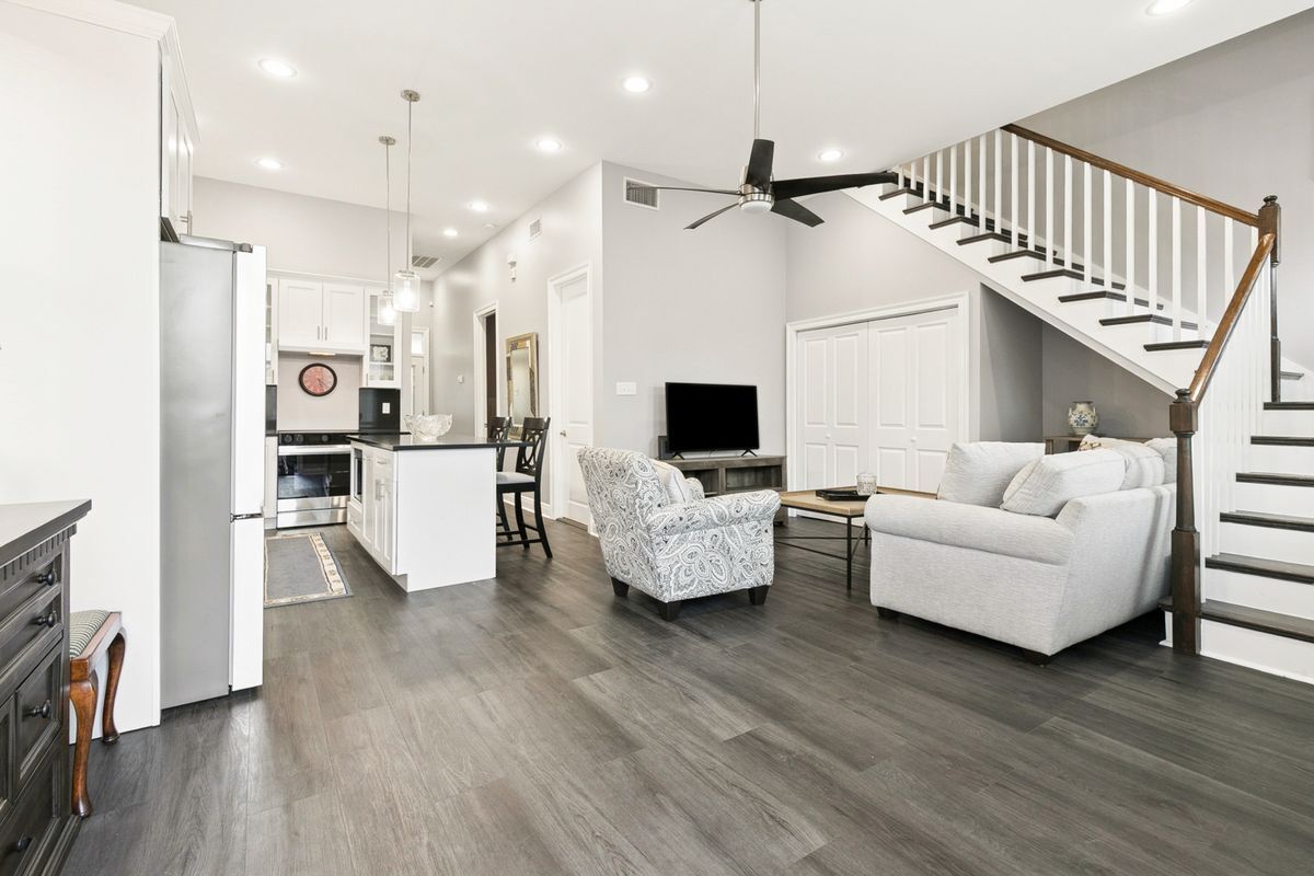 Building Photo - 2133 Dumaine St