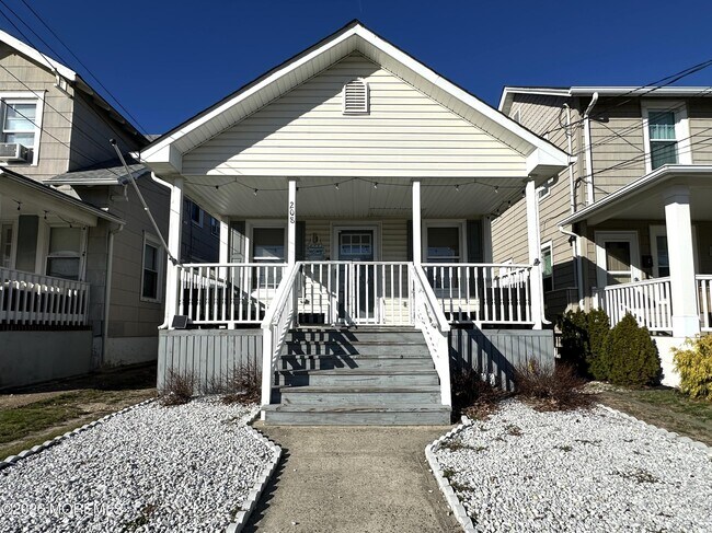 Building Photo - 208 15th Ave