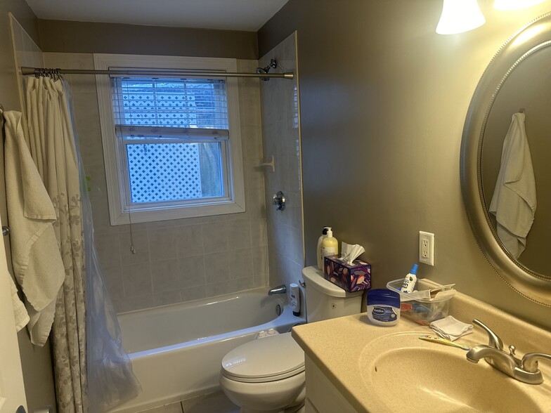 Building Photo - 137 Calumet St