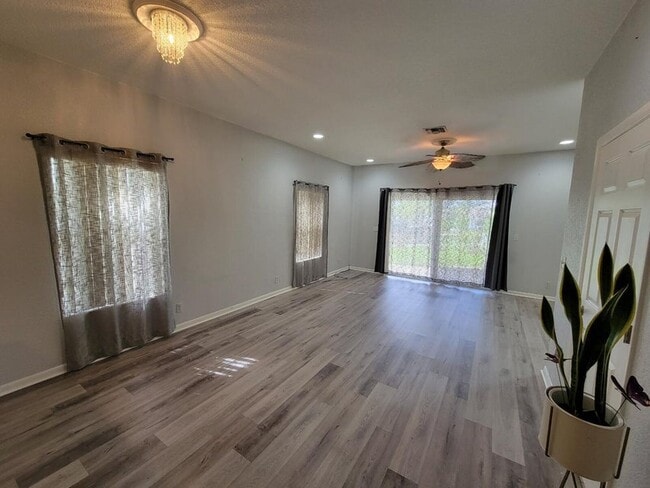 Building Photo - 197 NW Eller St