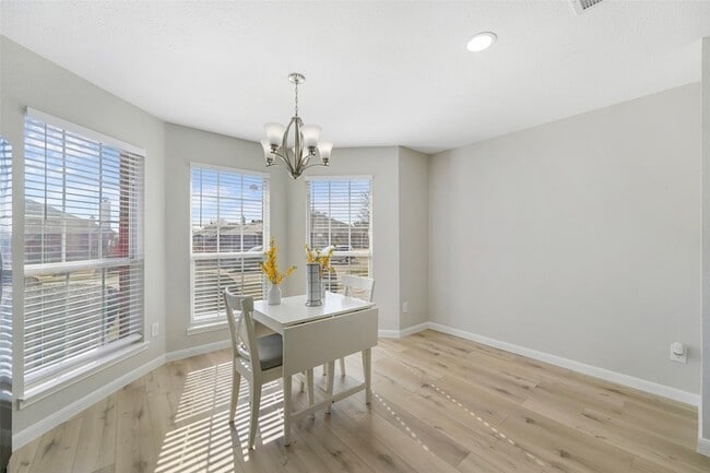 Building Photo - 2608 Glenhaven Dr