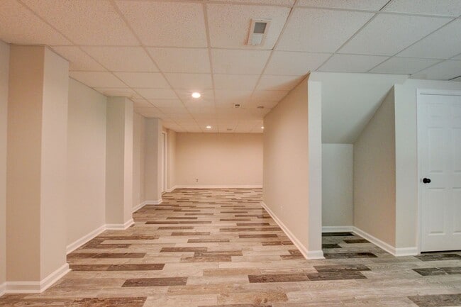 Building Photo - 3 bed 2 bath w sweet basement.  Go