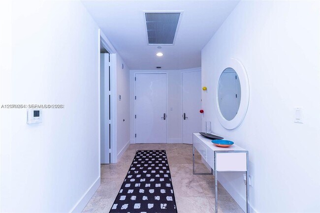 Building Photo - 15811 Collins Ave