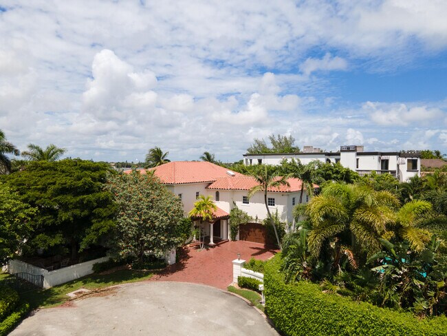Building Photo - 825 Marbella Ln
