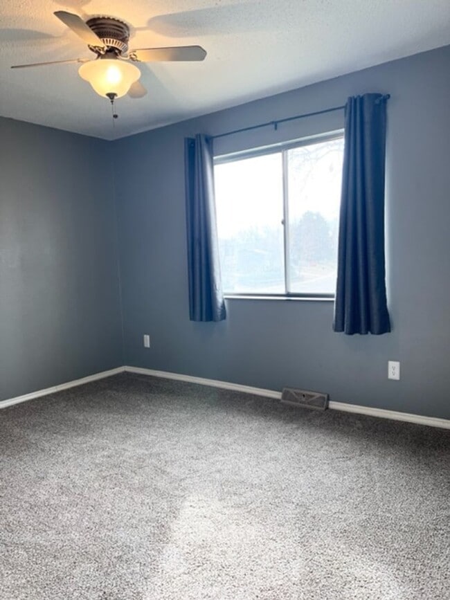 Building Photo - 5 Bedroom on a large corner lot in the hea...