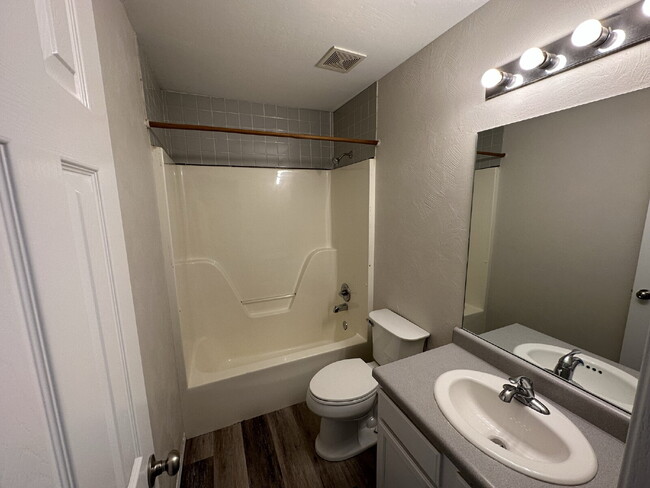 Building Photo - 1306 Cresent St