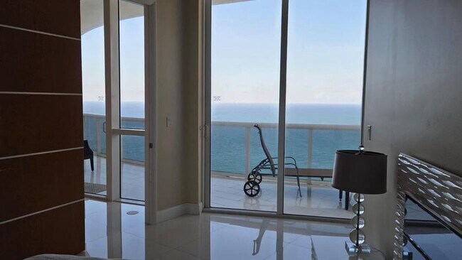 Building Photo - 15811 Collins Ave