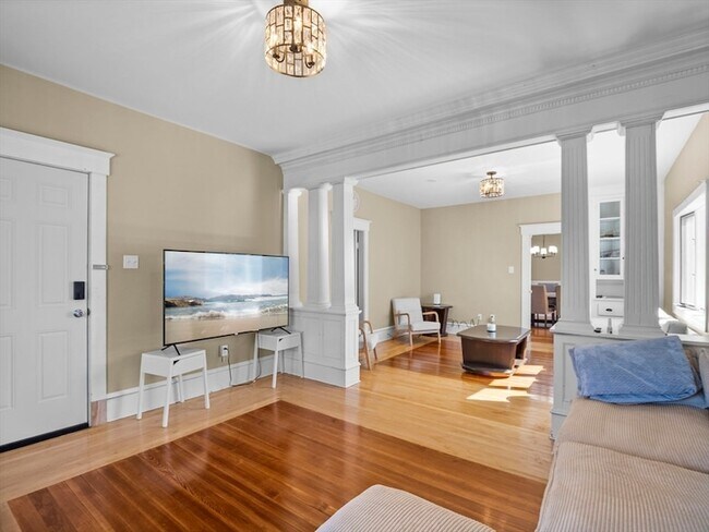 Building Photo - 306 Mott St