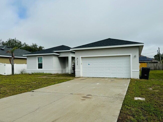 Primary Photo - Gorgeous 4 Bedroom, 2 Bathroom Home in Poi...