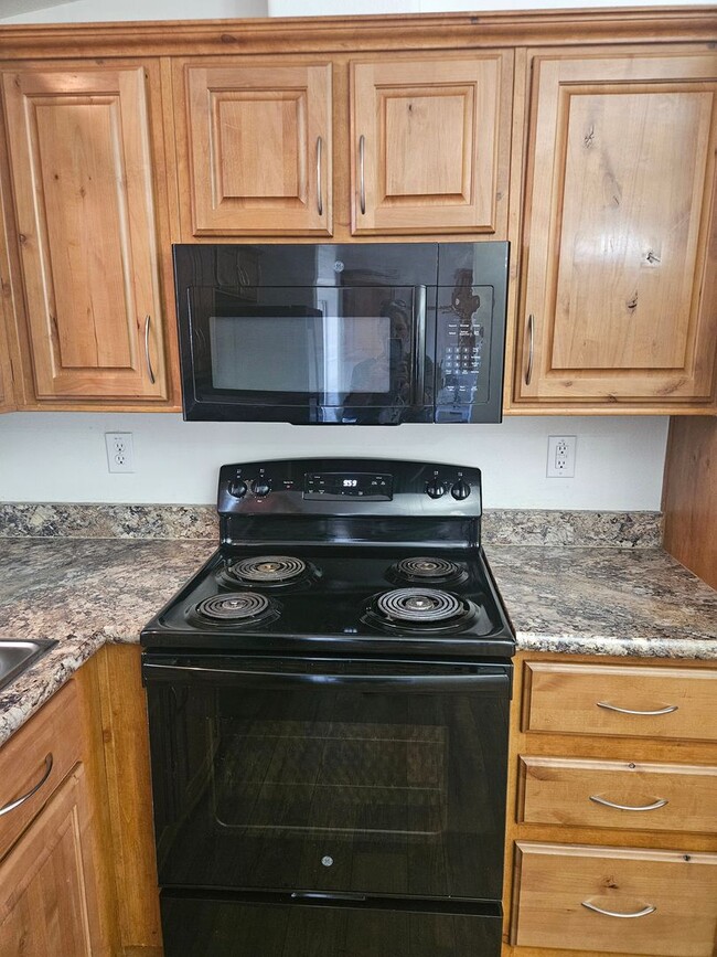 Building Photo - Very cute 3 bed/2 bath manufactured home w...