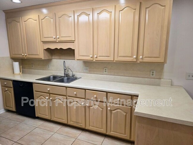 Building Photo - 303 Shoreline Dr