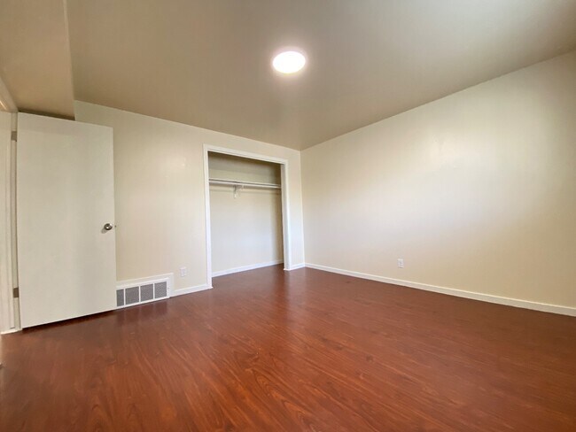 Building Photo - 817 W Heather Ln
