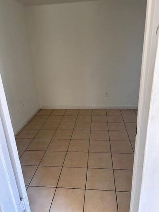 Building Photo - 1214 Highview Rd