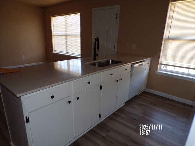 Building Photo - home located close to Bishop School District